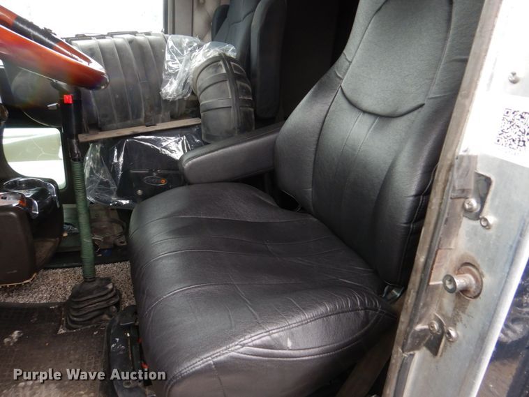 image for item DH8224 2009 Kenworth T660  semi truck