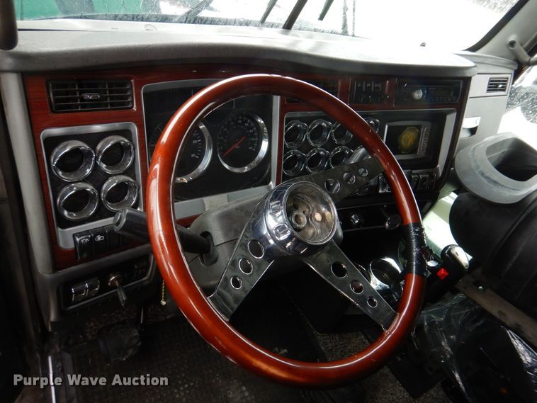 image for item DH8224 2009 Kenworth T660  semi truck