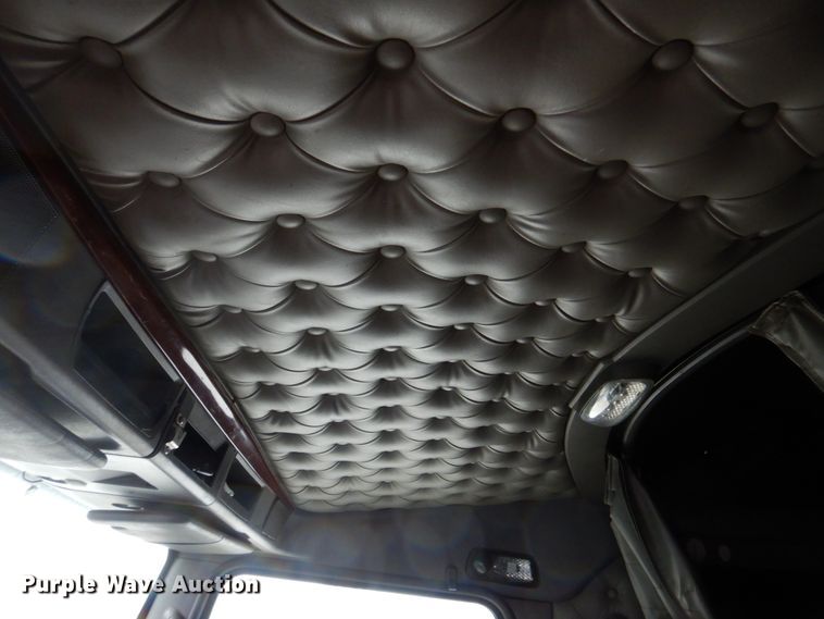 image for item DH8224 2009 Kenworth T660  semi truck