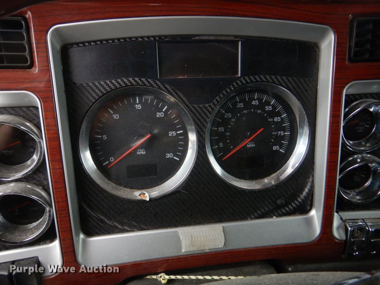 image for item DH8224 2009 Kenworth T660  semi truck