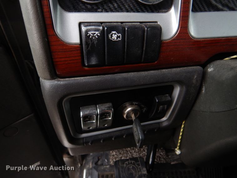 image for item DH8224 2009 Kenworth T660  semi truck