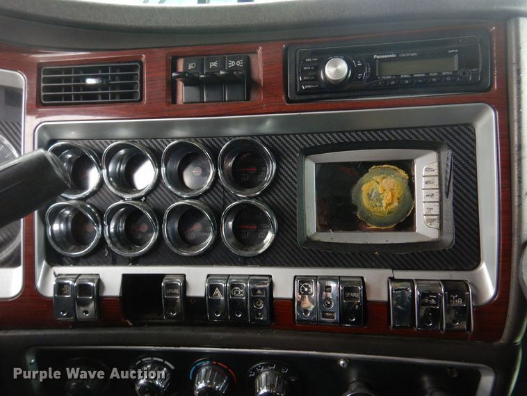 image for item DH8224 2009 Kenworth T660  semi truck