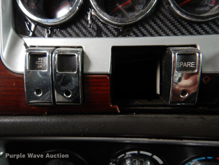 image for item DH8224 2009 Kenworth T660  semi truck