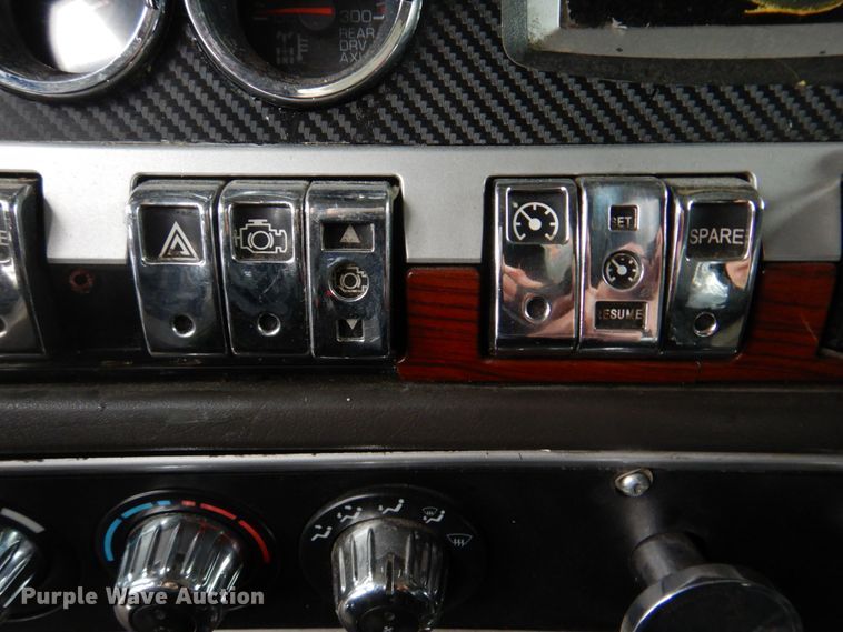 image for item DH8224 2009 Kenworth T660  semi truck