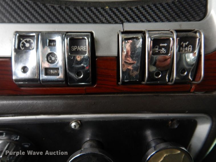 image for item DH8224 2009 Kenworth T660  semi truck