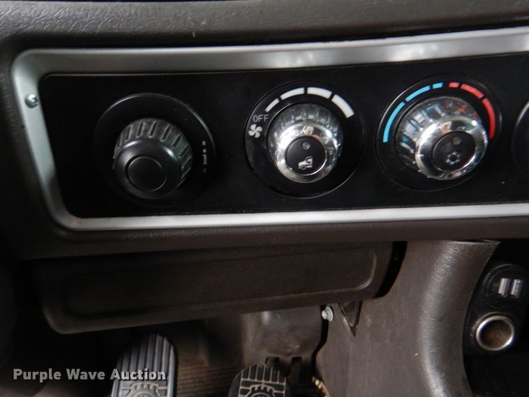 image for item DH8224 2009 Kenworth T660  semi truck