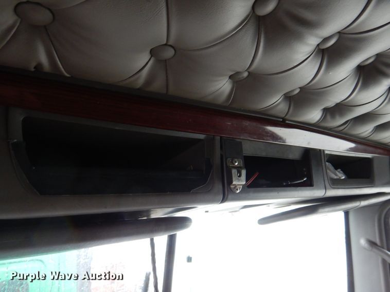 image for item DH8224 2009 Kenworth T660  semi truck