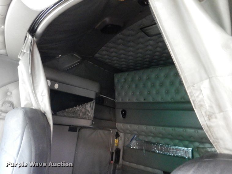 image for item DH8224 2009 Kenworth T660  semi truck