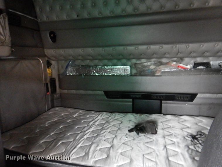 image for item DH8224 2009 Kenworth T660  semi truck