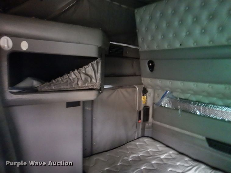 image for item DH8224 2009 Kenworth T660  semi truck