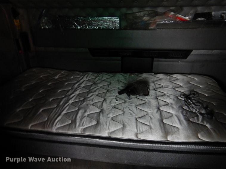 image for item DH8224 2009 Kenworth T660  semi truck