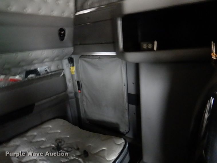 image for item DH8224 2009 Kenworth T660  semi truck