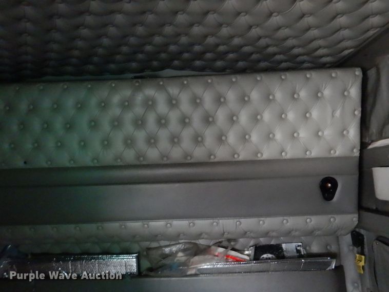 image for item DH8224 2009 Kenworth T660  semi truck