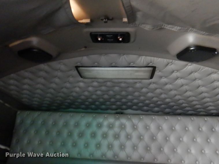 image for item DH8224 2009 Kenworth T660  semi truck