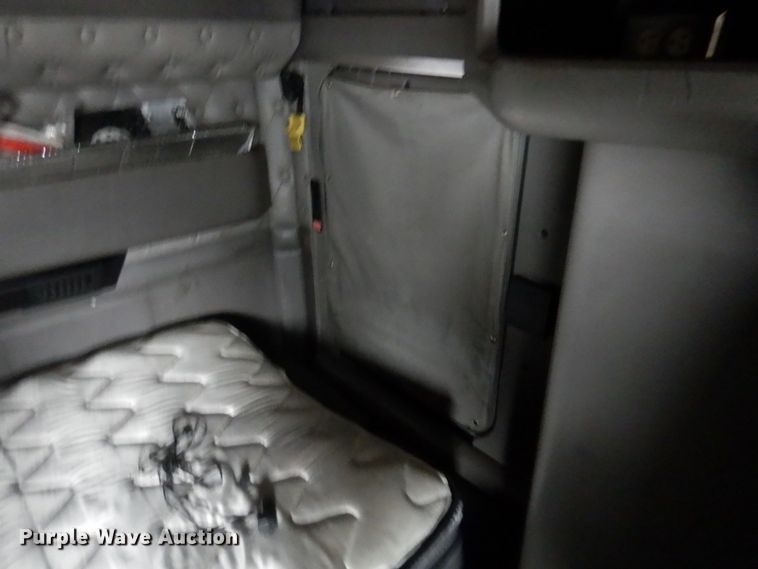 image for item DH8224 2009 Kenworth T660  semi truck