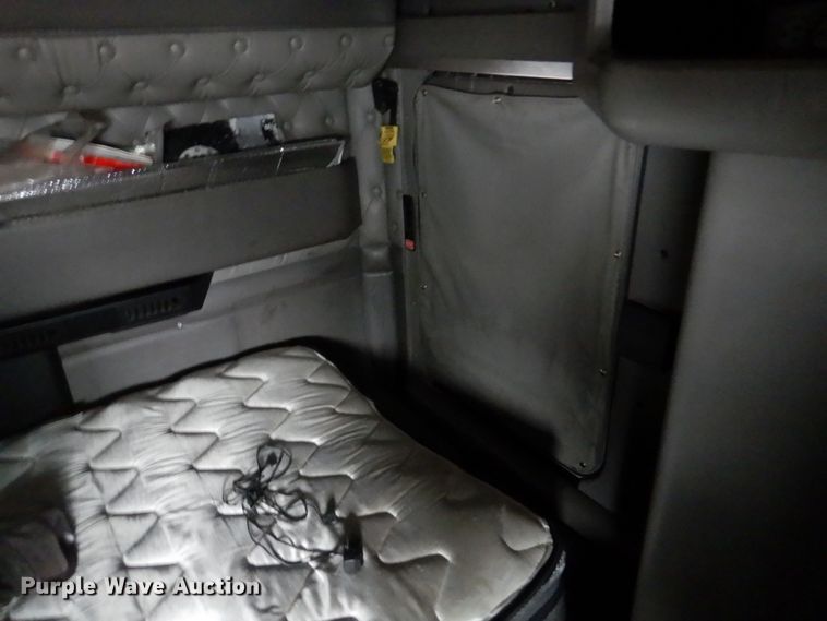 image for item DH8224 2009 Kenworth T660  semi truck