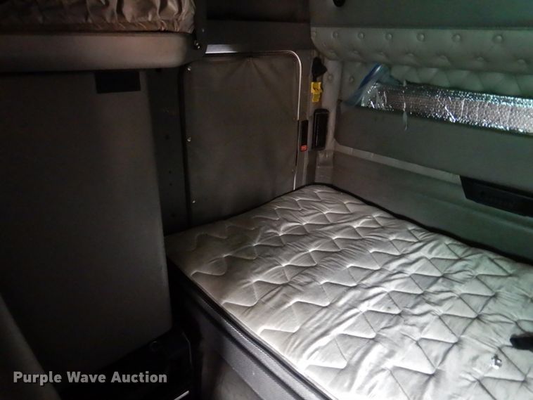 image for item DH8224 2009 Kenworth T660  semi truck