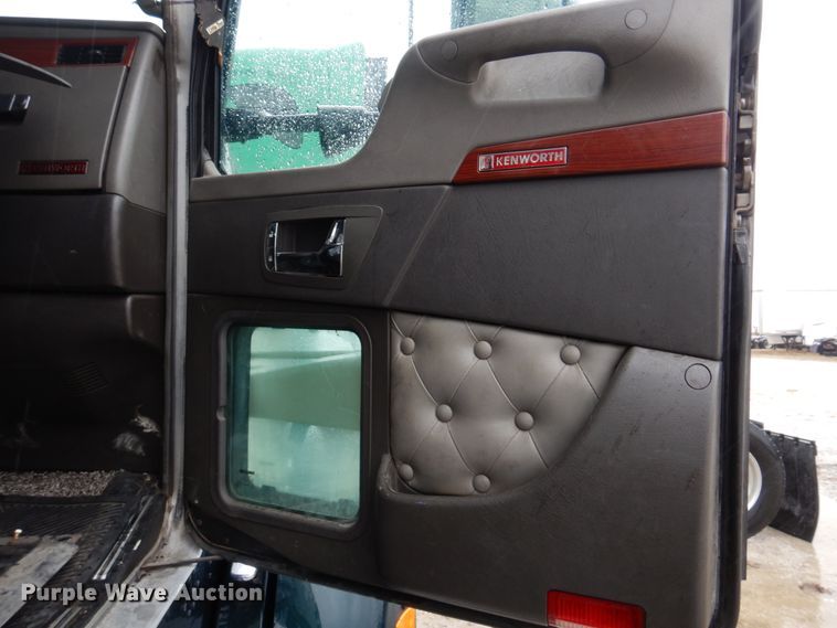 image for item DH8224 2009 Kenworth T660  semi truck