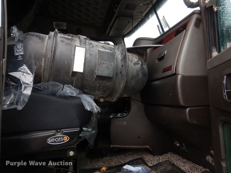 image for item DH8224 2009 Kenworth T660  semi truck