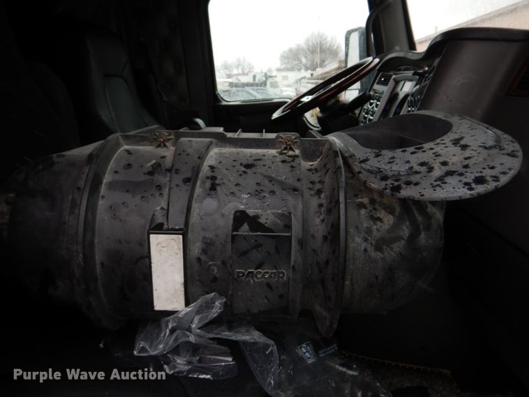 image for item DH8224 2009 Kenworth T660  semi truck