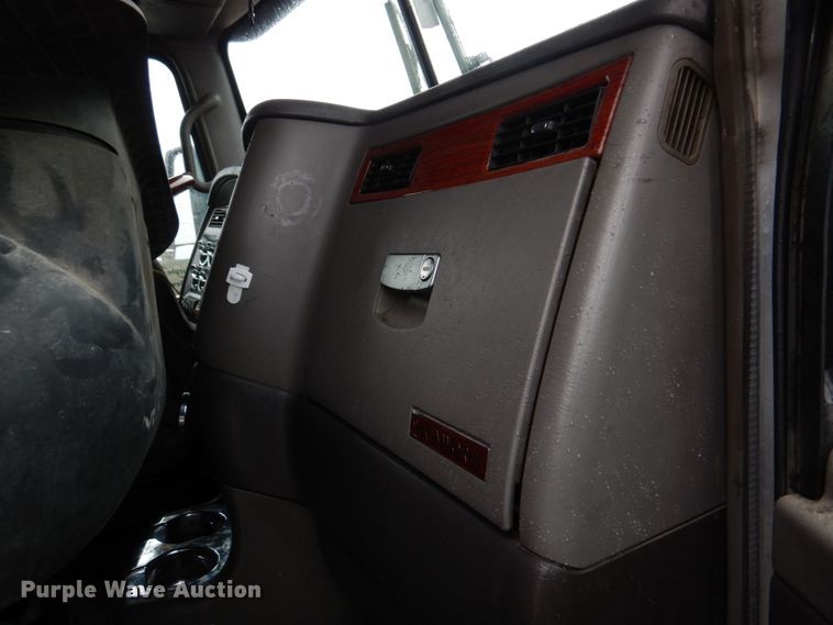 image for item DH8224 2009 Kenworth T660  semi truck