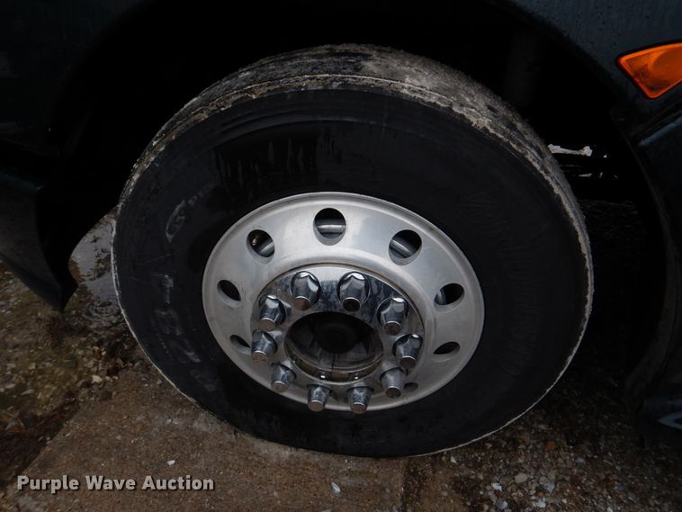 image for item DH8224 2009 Kenworth T660  semi truck