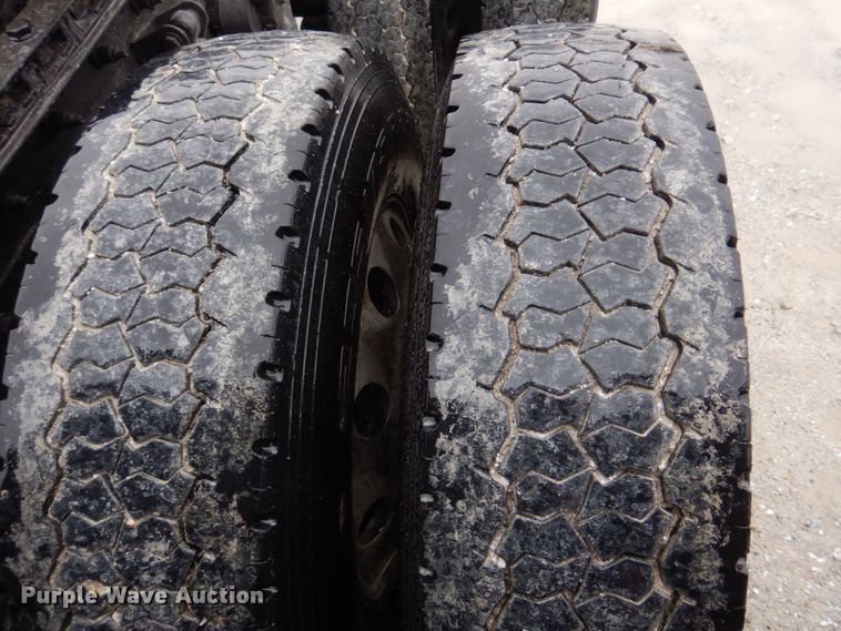 image for item DH8224 2009 Kenworth T660  semi truck