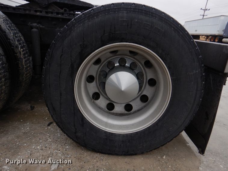 image for item DH8224 2009 Kenworth T660  semi truck