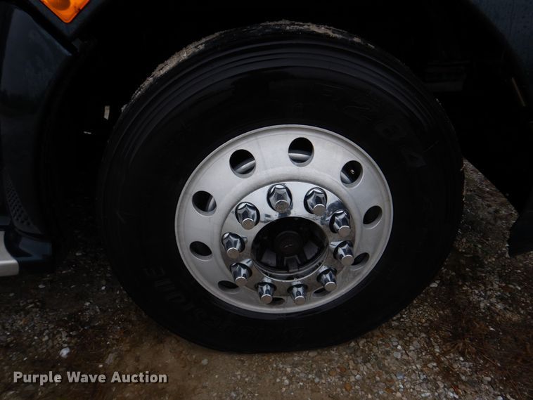 image for item DH8224 2009 Kenworth T660  semi truck