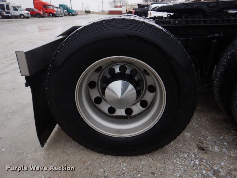 image for item DH8224 2009 Kenworth T660  semi truck