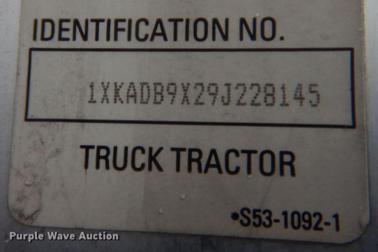 image for item DH8224 2009 Kenworth T660  semi truck