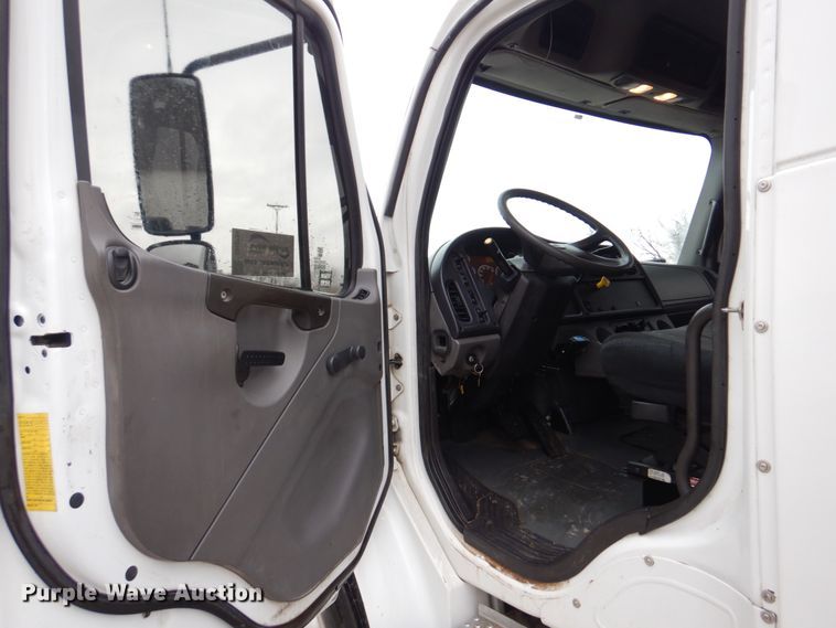 image for item DH8234 2006 Freightliner Business Class M2  flatbed truck