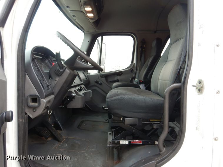 image for item DH8234 2006 Freightliner Business Class M2  flatbed truck