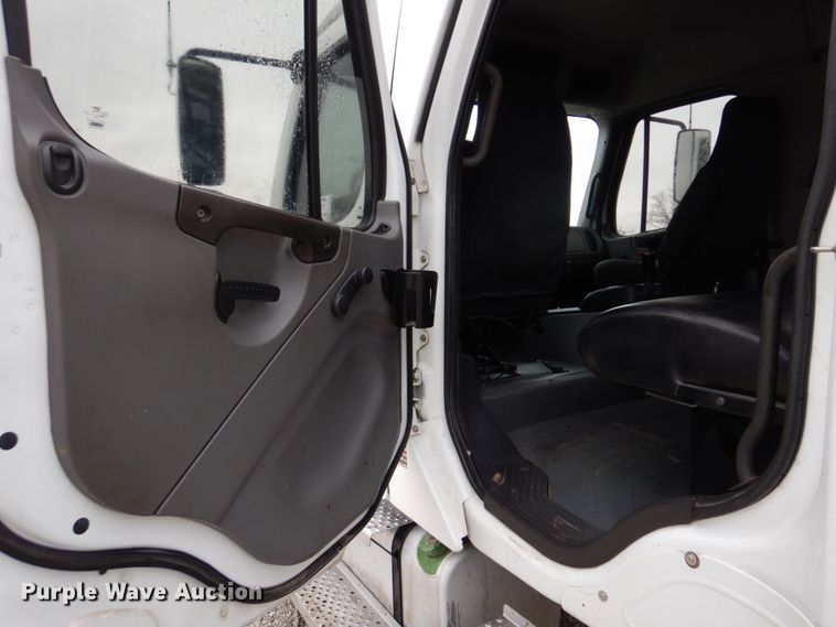 image for item DH8234 2006 Freightliner Business Class M2  flatbed truck