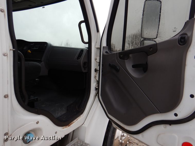 image for item DH8234 2006 Freightliner Business Class M2  flatbed truck