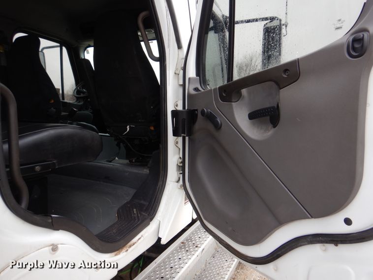 image for item DH8234 2006 Freightliner Business Class M2  flatbed truck