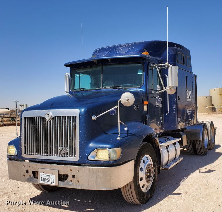 image for item DJ8928 1999 International 9200  semi truck