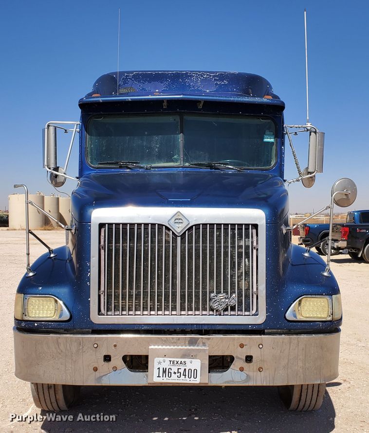 image for item DJ8928 1999 International 9200  semi truck