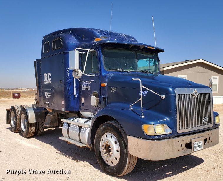 image for item DJ8928 1999 International 9200  semi truck