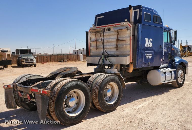 image for item DJ8928 1999 International 9200  semi truck