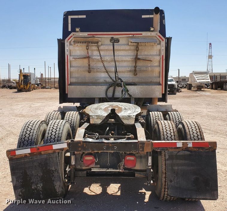 image for item DJ8928 1999 International 9200  semi truck