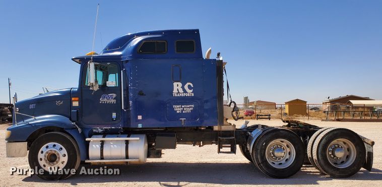 image for item DJ8928 1999 International 9200  semi truck