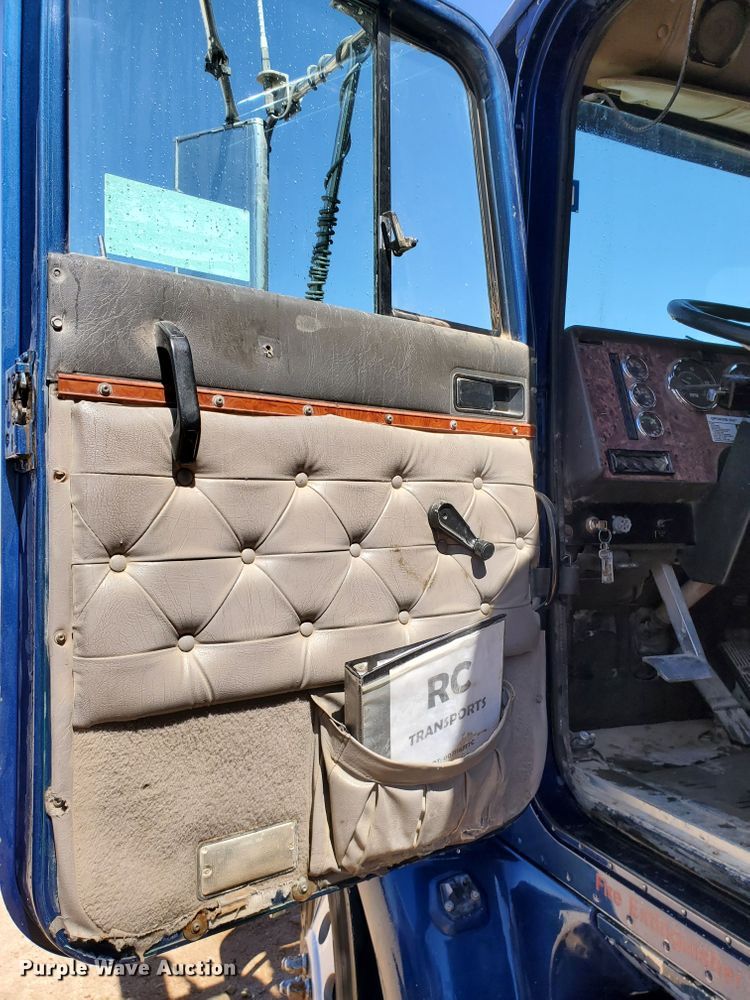 image for item DJ8928 1999 International 9200  semi truck