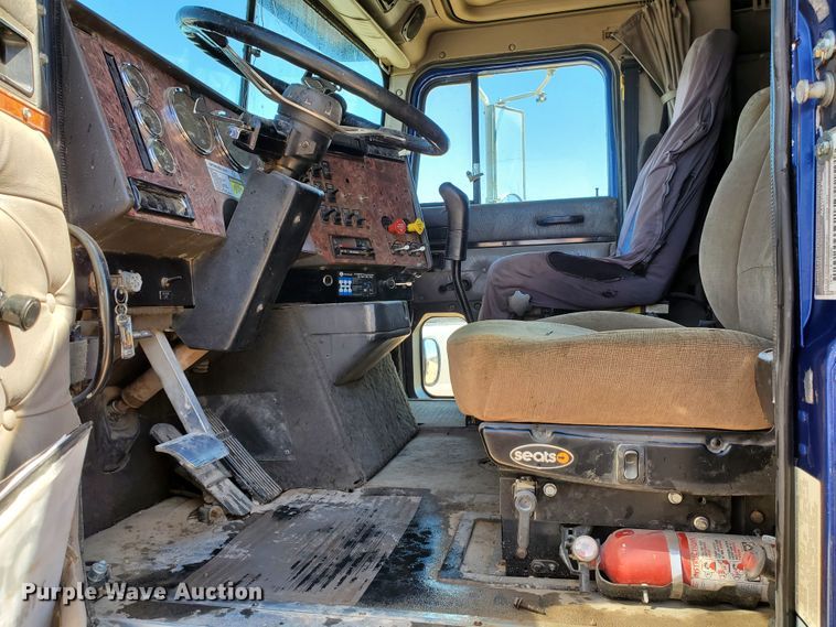 image for item DJ8928 1999 International 9200  semi truck