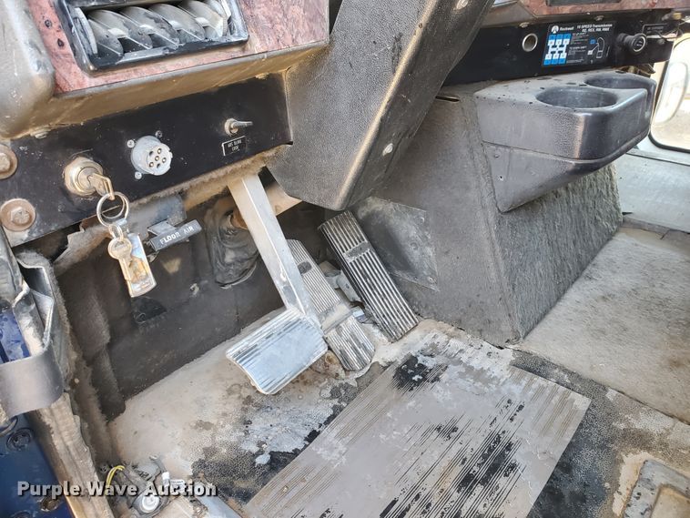 image for item DJ8928 1999 International 9200  semi truck