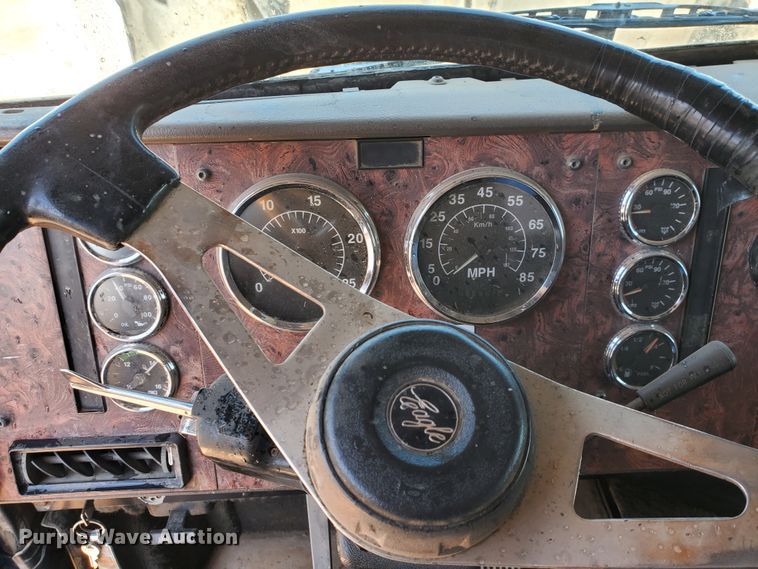 image for item DJ8928 1999 International 9200  semi truck