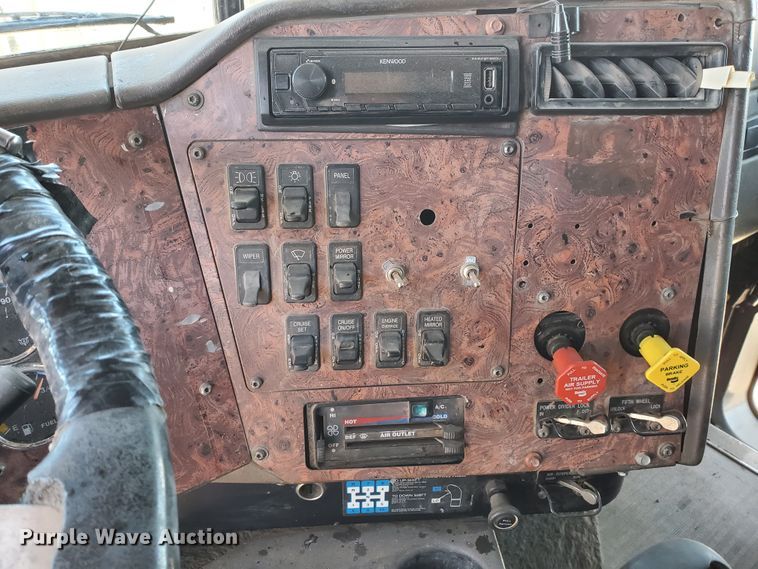 image for item DJ8928 1999 International 9200  semi truck