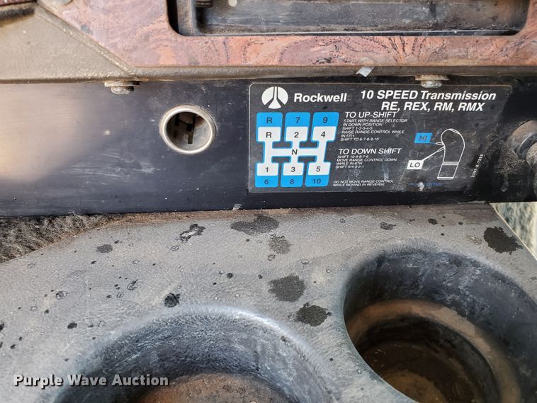 image for item DJ8928 1999 International 9200  semi truck