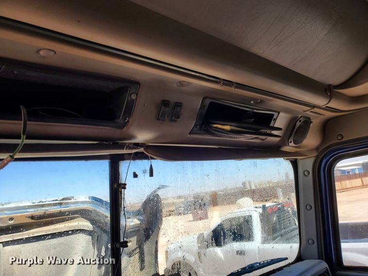 image for item DJ8928 1999 International 9200  semi truck