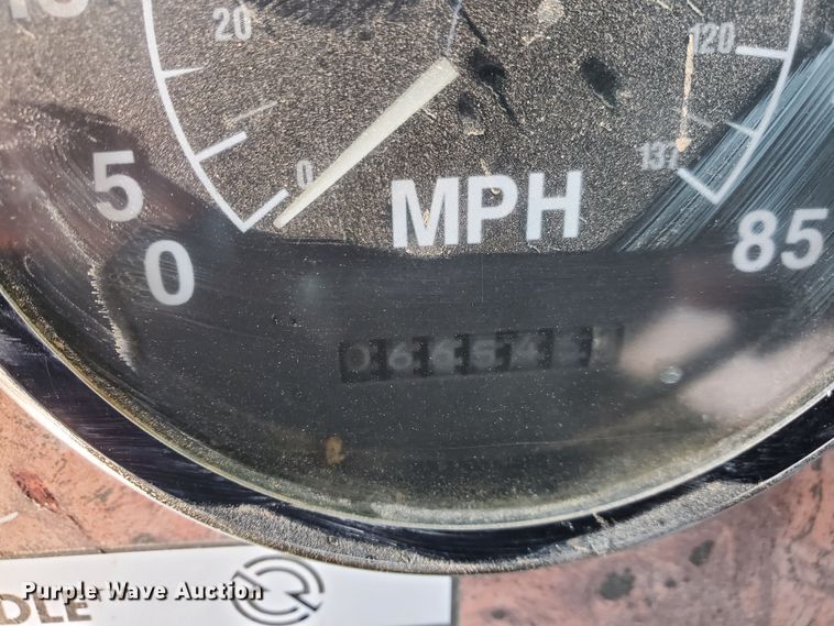 image for item DJ8928 1999 International 9200  semi truck